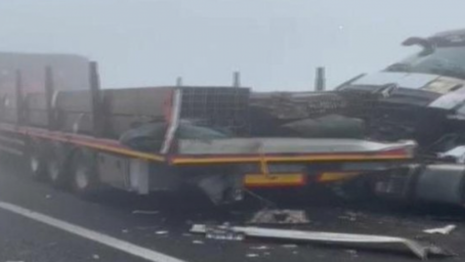 SUDAR 20 VOZILA, IMA MRTVIH Jeziva nesreća u Italiji: Vatrogasci povređene spasavali iz smrskanih automobila