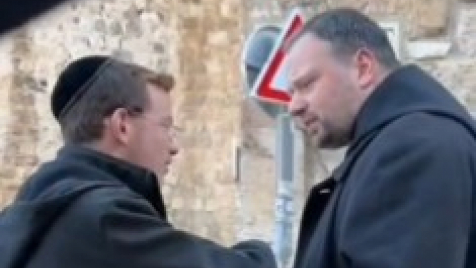 JEVREJI PLJUNULI SVEŠTENIKA U JERUSALIMU Isplivao snimak ŠOKANTNOG događaja "Brate, to sam uradio jer su hrišćani"