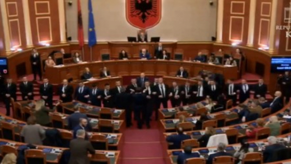 NOVI HAOS U ALBANSKOM PARLAMENTU Gađali Ramu, sednica završena ranije zbog nemira