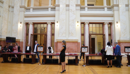 SKANDAL! Opozicija nije položila zakletvu narodu već televiziji N1 u holu Skupštine!