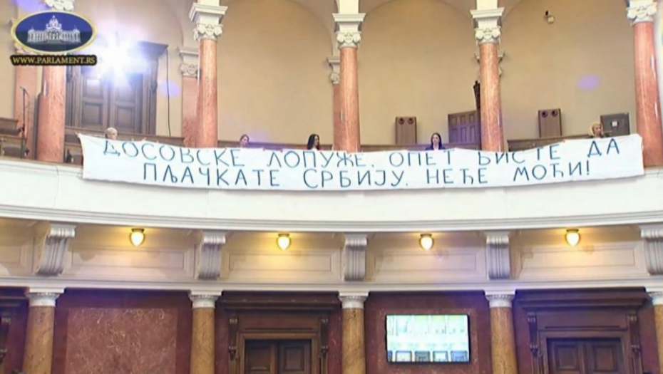 "NEĆE MOĆI" Transparent u Skupštini izazvao ovacije poslanika DOSOVSKE LOPUŽE, OPET BISTE DA PLJAČKATE SRBIJU