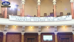 "NEĆE MOĆI" Transparent u Skupštini izazvao ovacije poslanika DOSOVSKE LOPUŽE, OPET BISTE DA PLJAČKATE SRBIJU