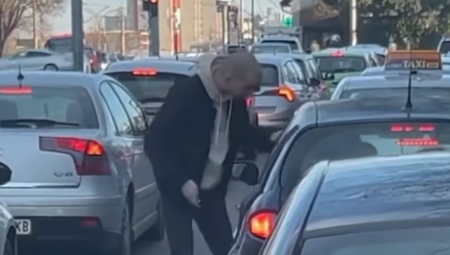 UŽAS U CENTRU BEOGRADA! Muškarac prišao automobilu, pa krenuo da lomi stakla: Pokušali su da ga zaustave dok nije uradio ovo (VIDEO)