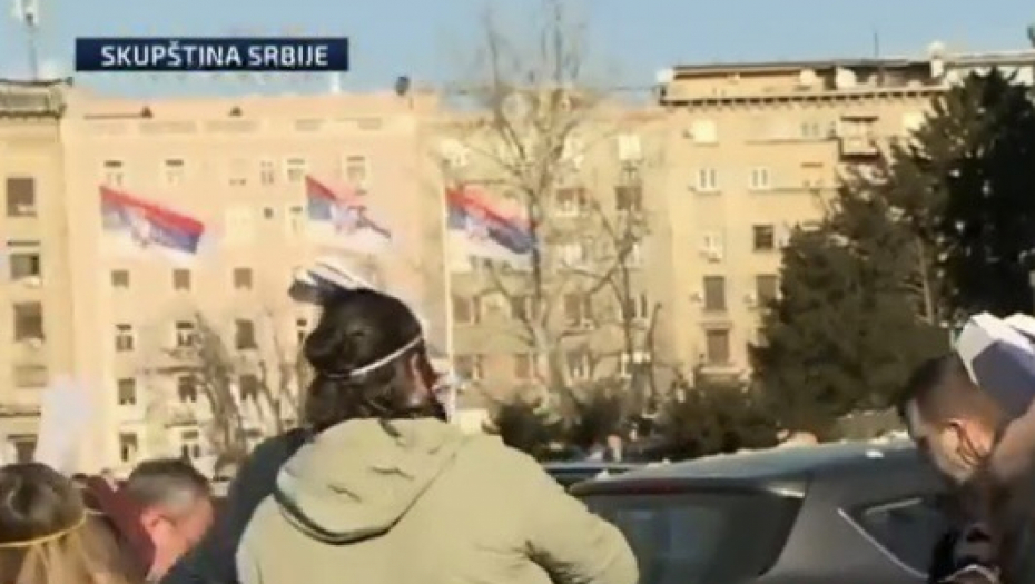 ĐILASE, JEL OVO ELITA KOJU NUDIŠ SRBIJI? Aktivisti prave haos ispred Skupštine Srbije (VIDEO)
