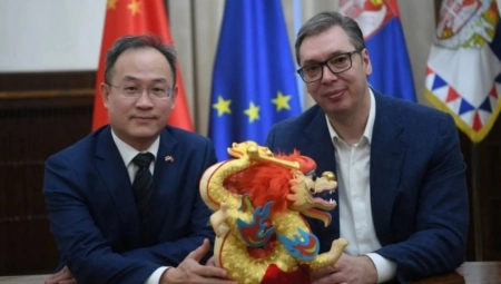 PREDSEDNIK VUČIĆ SE SASTAO SA AMBASADOROM KINE Uručeno pismo za Si Đinpinga o situaciji na Kosovu i Metohiji