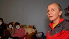 NE TRAŽE MI PUNO, ZNAJU KAD NEMA Jelena spava na podu, da bi deca imala krevet