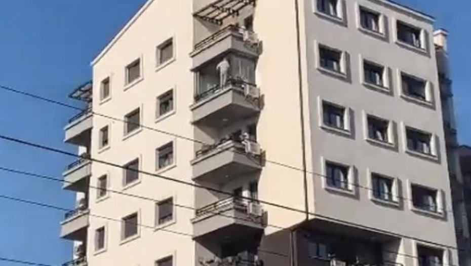 ŠTA SE ZAPRAVO DOGOILO? Zbrka na društvenim mrežama: Svi gledaju isti snimak, a vide skroz drugačiju situaciju (VIDEO)