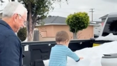 DEČAKOVA REAKCIJA JE POTPUNI HIT Pradeda je vozio 150 kilometara da bi unuku doneo sneg, ovo je nešto najlepše što ćete videti