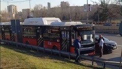 SUDAR DVA AUTOBUSA Udes na Autokomandi, dva policijska vozila na mestu nesreće