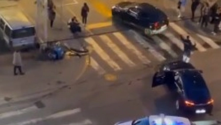 AUTO POKOSIO MOTOCIKLISTU NA VOŽDOVCU, LETEO JE 10 METARA Strašna nesreća, Hitna je odjurila na teren (VIDEO)