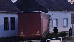 "KABINA IM JE PROŠLA KROZ DNEVNU SOBU" Stravičan udes u Hrvatskoj, kamionom im ušao u kuću, ima povređenih (FOTO)