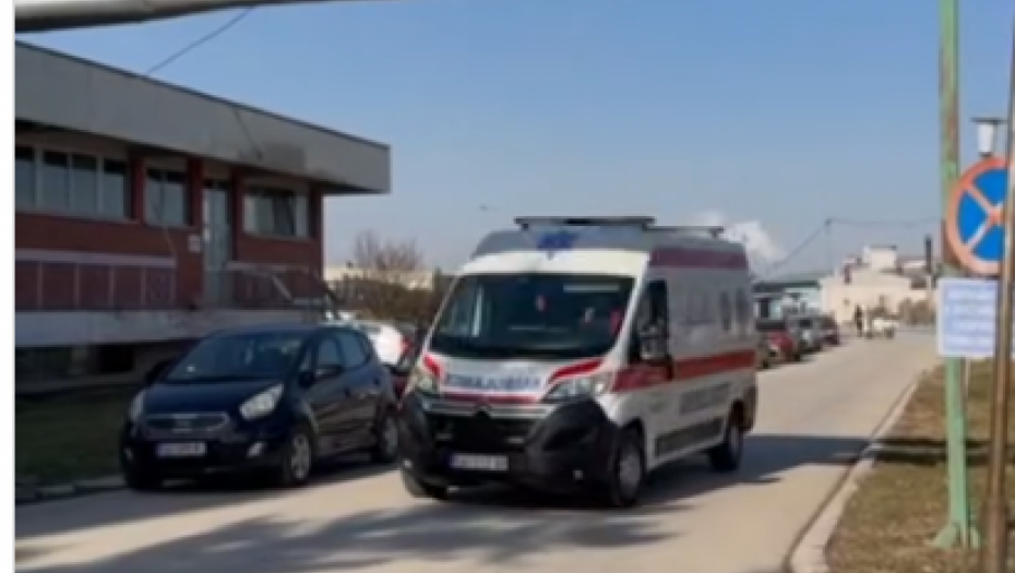 PRVI SNIMCI NAKON EKSPLOZIJE U FABRICI Porodice ispred bolnice, 6 radnika povređeno (VIDEO)