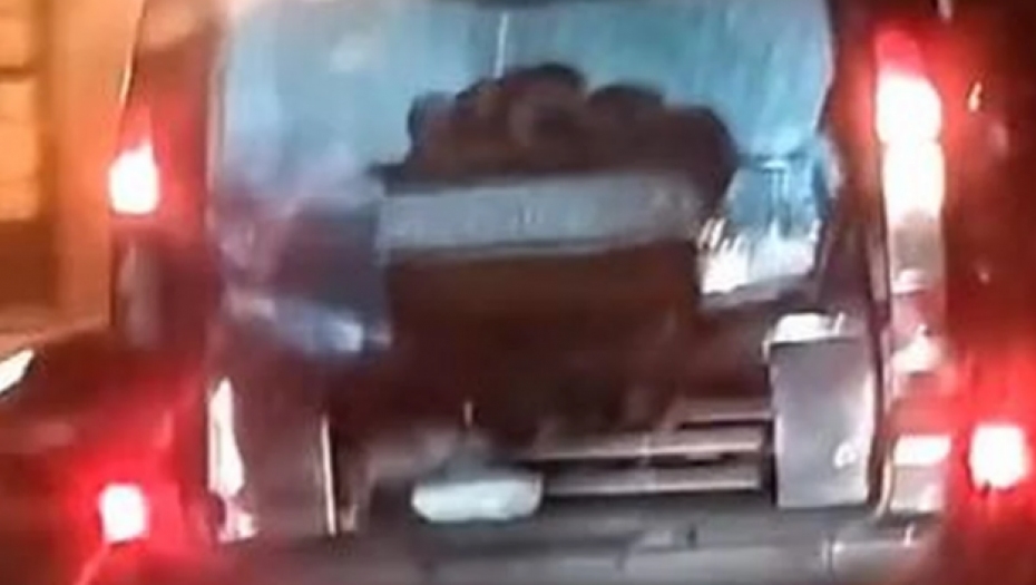 SANDUK ISPAO IZ POGREBNOG VOZILA Ljudi u neverici gledaju bizarnu scenu u Boru: "Ode, ode!" (VIDEO)