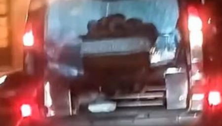 SANDUK ISPAO IZ POGREBNOG VOZILA Ljudi u neverici gledaju bizarnu scenu u Boru: "Ode, ode!" (VIDEO)