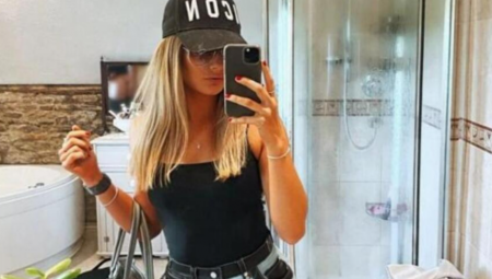 OSRAMOTILA SE ZA CEO ŽIVOT Devojka podelila selfi iz kupatila, ali nije primetila da se u pozadini vidi NEŠTO STRAŠNO (FOTO)