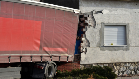 "PRAVO JE ČUDO DA JE ŽIVA" Pogledajte kako izgleda kuća u koju se zakucao kamion: Devojčica (14) i dalje u bolnici (FOTO)