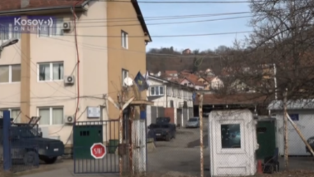 NASTAVLJA SE TEROR ALJBINA KURTIJA Postavljena zastava lažne države na vatrogasnoj stanici u Leposaviću