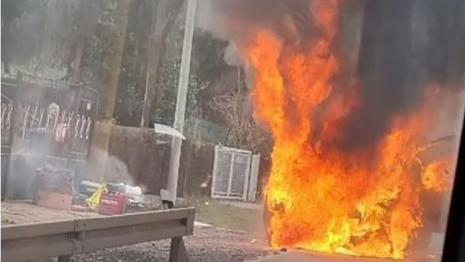 GORI KOMBI KOD UMKE Vatra guta vozilo, Hitna pomoć na terenu (VIDEO)