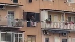 UBIO SE DOK SU DECA BILA U KUĆI! Muškarac koji je sa prozora pucao na ljude izvršio samoubistvo