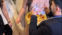 ZA 4 PESME 12.000 EVRA, NOVČANICE LETE NA SVE STRANE Najveće romsko veselje ikada, mladu kupili za 100.000 evra, a poklon kuća od 600 kvadrata