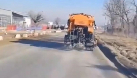 "OVO SU MRVICE ZA IVICU I MARICU, DA LAKŠE NAĐU PUT DO KUĆE" Putari u Valjevu bacali so na kolovoz na +18 stepeni! Pljušte komentari na hit snimak