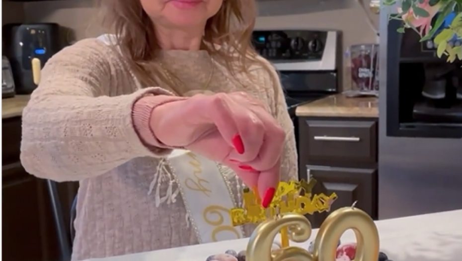 ĆERKA JOJ PRIREDILA NEZABORAVAN ROĐENDAN Ono što se krilo unutar torte, ostavilo je slavljenicu bez teksta! (VIDEO)