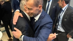 SRDAČAN ZAGRLJAJ I SPECIJALAN POKLON Susret Dragana Džajića i Aleksandera Čeferina u Parizu