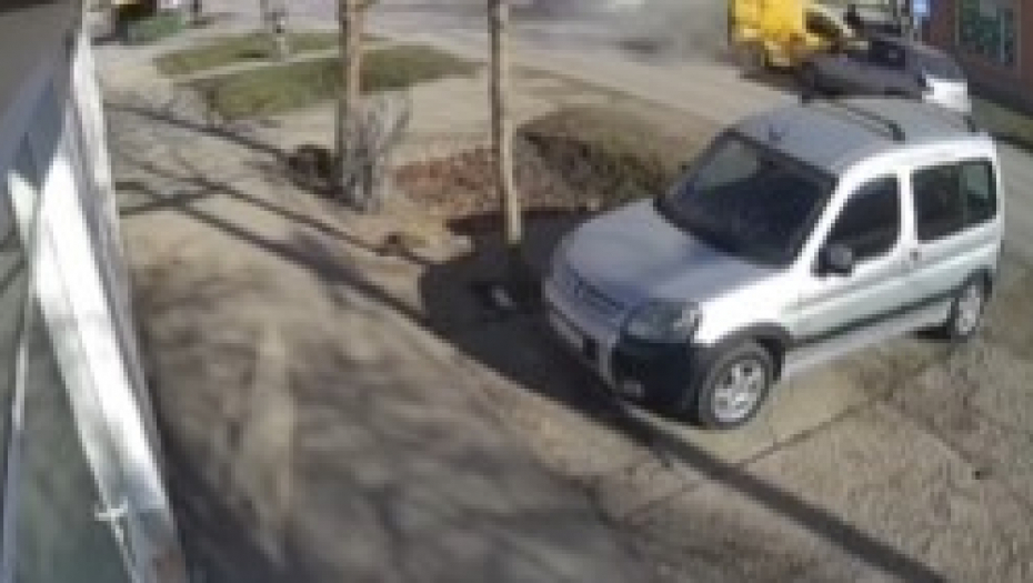 SNIMLJENA JEZIVA NESREĆA U KULI Auto se u zakucao u žuti pik-ap, ovaj se rotira, a dete... (VIDEO)