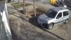 SNIMLJENA JEZIVA NESREĆA U KULI Auto se u zakucao u žuti pik-ap, ovaj se rotira, a dete... (VIDEO)