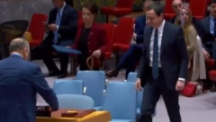 ŠAMARČINA ZA KURTIJA Gledajte šta piše ispred lažnog premijera na samom početku sednice Saveta bezbednosti UN