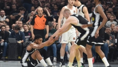 NAPETO U "ARENI" Navijačima Partizana prekipelo: Čiji grb nosite bre?