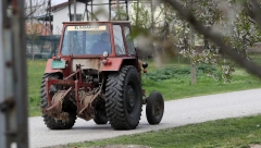 TRAKTOR PAO PREKO VOZAČA Tragedija u šumi kod Leskovca