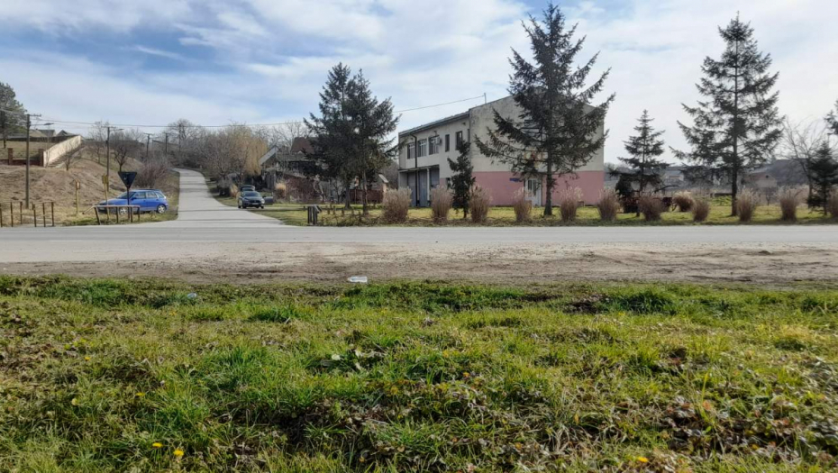 OVO JE MESTO TRAGEDIJE U DOLOVU GDE JE NASTRADALA MAJKA ČETVORO DECE Biciklom podletela pod traktor kad je krenula po decu u školu! (VIDEO)
