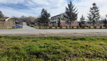 OVO JE MESTO TRAGEDIJE U DOLOVU GDE JE NASTRADALA MAJKA ČETVORO DECE Biciklom podletela pod traktor kad je krenula po decu u školu! (VIDEO)