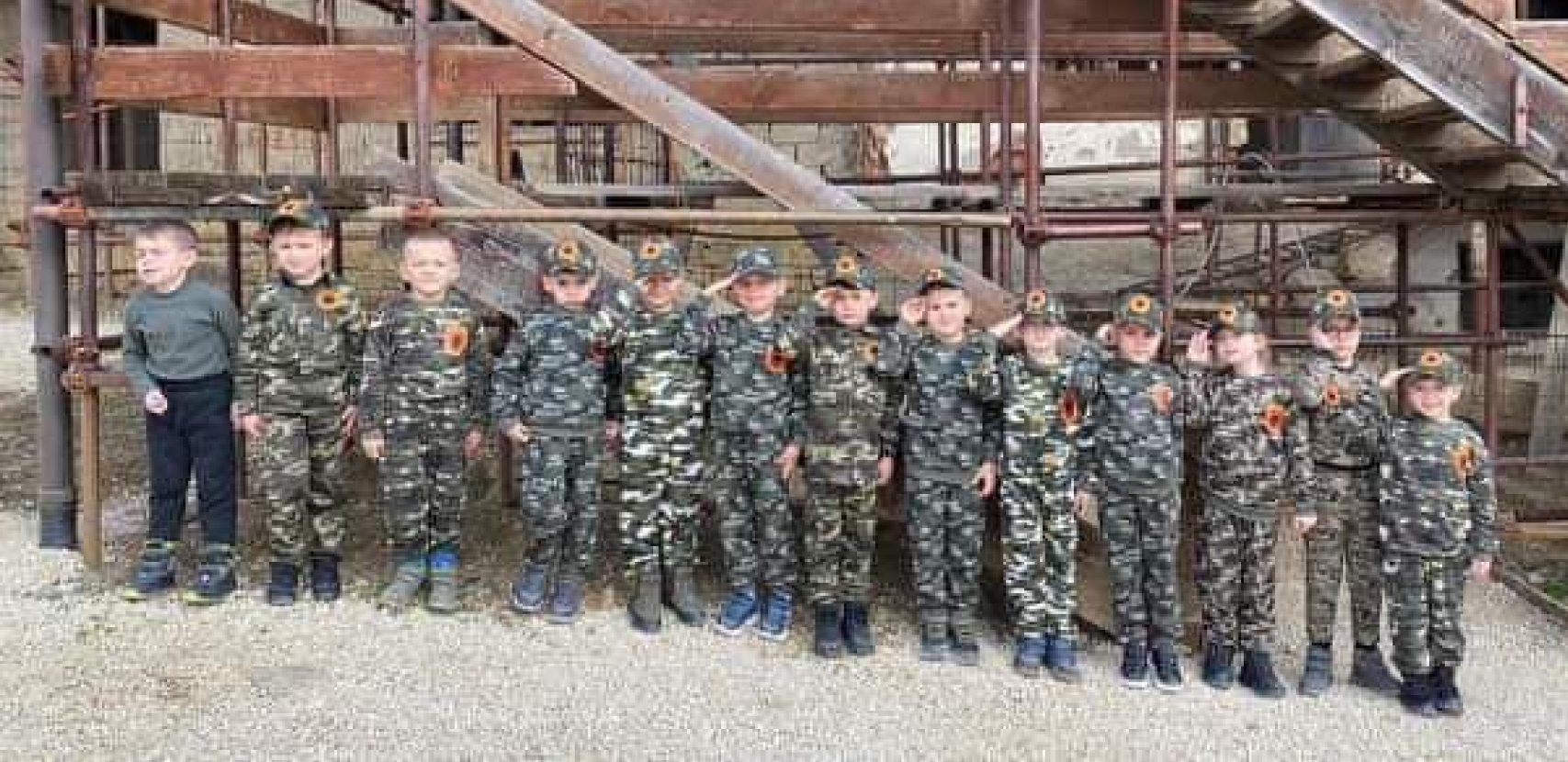 KRVOŽEDNA MRŽNJA PREMA SRBIMA Albanci malu decu obukli u uniforme OVK, pa ih odveli na jezivo mesto (FOTO)