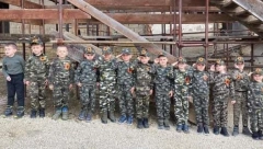 KRVOŽEDNA MRŽNJA PREMA SRBIMA Albanci malu decu obukli u uniforme OVK, pa ih odveli na jezivo mesto (FOTO)
