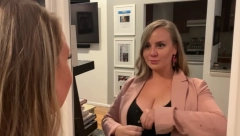 NEMA KO NIJE POGLEDAO Obdarena plavuša stavila kameru u bujno poprsje, usledio šok kad je pogledala snimak (VIDEO)