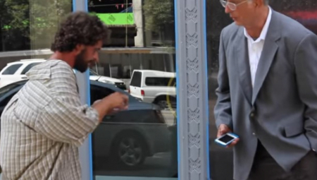 KAKVI SMO TO MI LJUDI? Obukli su beskućniku odelo i pustili ga da prosi, ono što se zatim desilo šokiraće vas