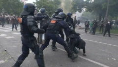 EVROPSKI POSLANIK NAŠAO DA NAM POPUJE O POLICIJSKOJ BRUTALNOSTI Evo kako ONI "rešavaju" nasilne proteste (VIDEO)