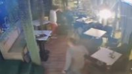 UŽASNA SCENA U BEOGRADU Saobraćajni znak uleteo u kafić (VIDEO)