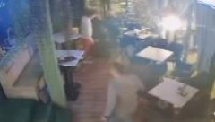 UŽASNA SCENA U BEOGRADU Saobraćajni znak uleteo u kafić (VIDEO)