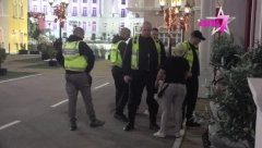 MATORA NASRNULA NA ANITU I ANĐELA! Obezbeđenje ne može da je skloni, vanredno stanje u Eliti, izgovorili skandalozne stvari!