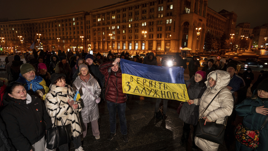 ZELENSKOM NIJE LAKO Narod u Kijevu protestvuje: Vratite Zalužnog (VIDEO)