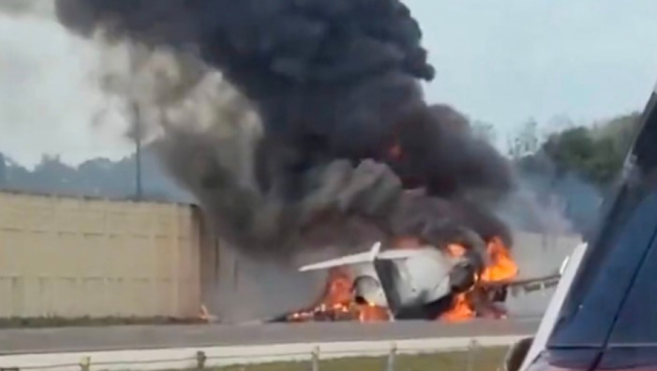 AVION SE SRUŠIO NA AUTOPUT PRAVO NA AUTO Strahuje se da ima mrtvih, jezive scene na Floridi (VIDEO)