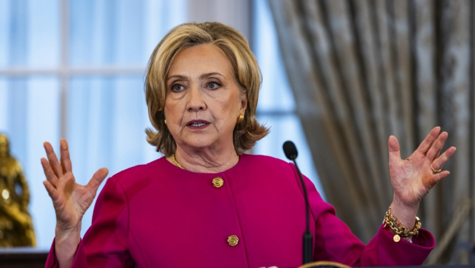 GRUBA IZJAVA HILARI KLINTON DIGLA PRAŠINU Amerikanci osuli paljbu, Bajden čupa kosu?