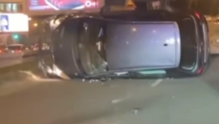 AUTO SE PREVRNUO NASRED PUTA, SRČA NA SVE STRANE Udes na Banovom brdu (VIDEO)