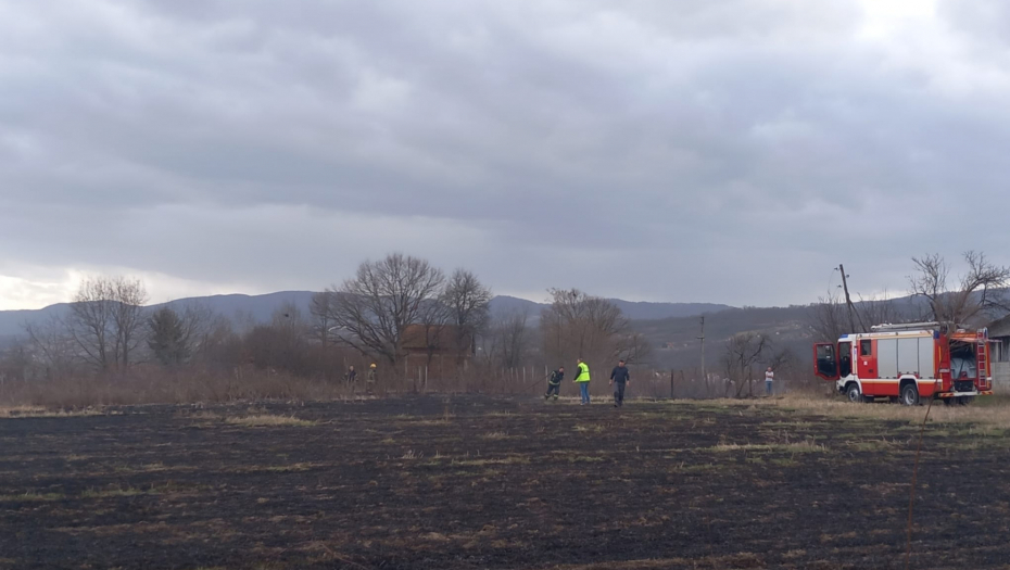 VELIKI POŽAR KOD ČAČKA Vatra progutala površinu od jednog hektara, vetar ubrzao širenje (FOTO
