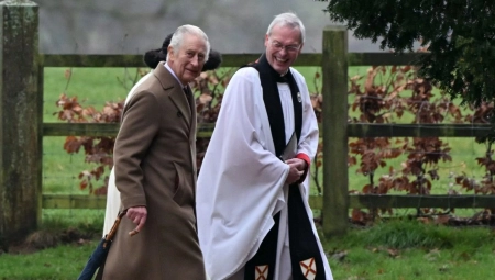 PRVO POJAVLJIVANJE KRALJA ČARLSA NAKON ŠTO MU JE DIJAGNOSTIKOVAN RAK Evo šta je uradio čim je ugledao fotografe (FOTO)