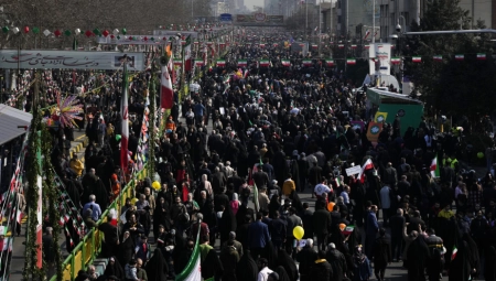 IRAN SLAVI 45. GODIŠNJICU ISLAMSKE REVOLUCIJE Pokazali balističke rakete, uzvikivali "Smrt Americi", palili zastave... (FOTO/VIDEO)