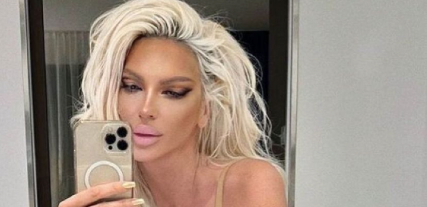 GOLA KARLEUŠA U BAZENU Snimak se mahom deli, muškarcima nije dobro zbog njene pozadine!